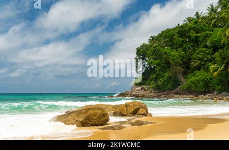 Wunderschöner Surin Strand auf der Phuket Insel, Thailand Stockfoto