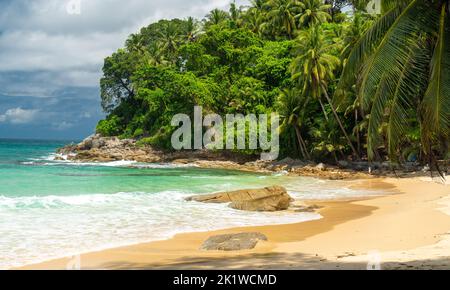 Wunderschöner Surin Strand auf der Phuket Insel, Thailand Stockfoto