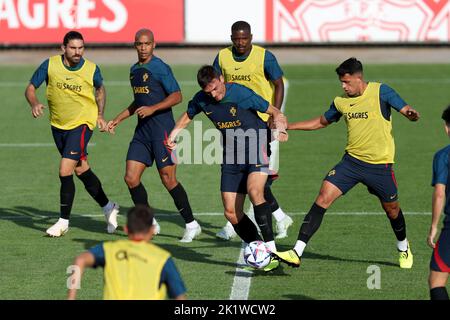 Oeiras, Portugal. 20. September 2022. Portugals Joao Palhinha (vorne, C) steht mit Matheus Nunes (R) während einer Trainingseinheit im Trainingslager Cidade do Futebol in Oeiras, Portugal, am 20. September 2022, in Kontakt. Quelle: Pedro Fiuza/Xinhua/Alamy Live News Stockfoto