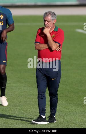 Oeiras, Portugal. 20. September 2022. Portugals Cheftrainer Fernando Santos reagiert während einer Trainingseinheit im Trainingslager Cidade do Futebol in Oeiras, Portugal, am 20. September 2022. Quelle: Pedro Fiuza/Xinhua/Alamy Live News Stockfoto