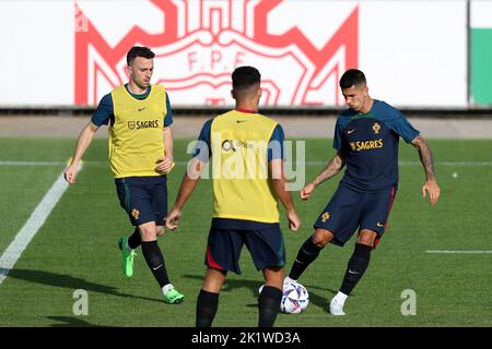 Oeiras, Portugal. 20. September 2022. Joao Cancelo aus Portugal (R) und Diogo Jota (L) nehmen am 20. September 2022 an einer Trainingseinheit im Cidade do Futebol Trainingslager in Oeiras, Portugal, Teil. Quelle: Pedro Fiuza/Xinhua/Alamy Live News Stockfoto