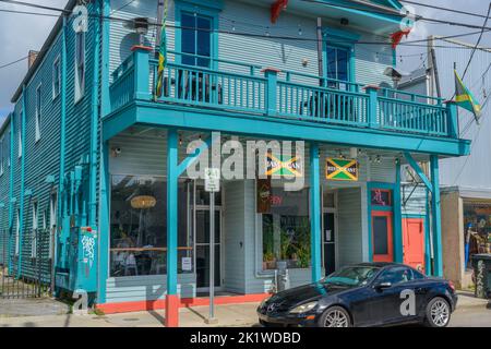 NEW ORLEANS, LA, USA - 17. SEPTEMBER 2022: Vorderansicht von 14 Pfarreien Jamaikanisches Restaurant auf der Oak Street mit Schild und jamaikanischen Flaggen Stockfoto