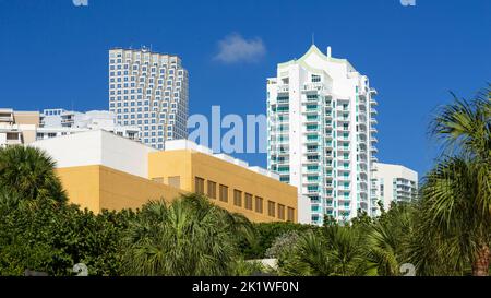 Apartments und Eigentumswohnungen spiegeln sich in der Küstenschifffahrt in der Nähe von Brickell Key, Florida, USA. Stockfoto
