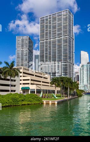 Apartments und Eigentumswohnungen spiegeln sich in der Küstenschifffahrt in der Nähe von Brickell Key, Florida, USA. Stockfoto