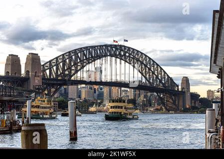 Die erste fliehende Fähre der Klasse „Fishburn“, die vor der Sydney Harbour Bridge vorbeifährt Stockfoto