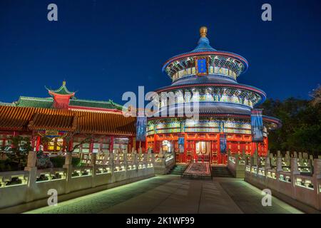 Der chinesische Pavillon wurde nachts im Epcot Center, Orlando, Florida, USA, beleuchtet. Stockfoto
