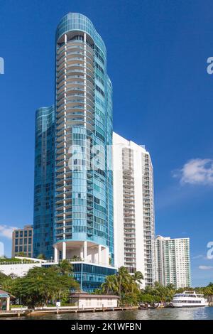Apartments und Eigentumswohnungen spiegeln sich in der Küstenschifffahrt in der Nähe von Brickell Key, Florida, USA. Stockfoto