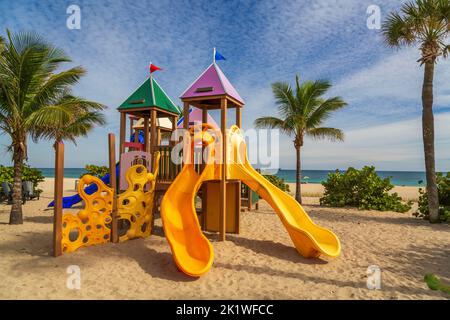 Eine Spielstruktur für Kinder am Strand Las Olas in Fort Lauderdale, Florida, USA. Stockfoto