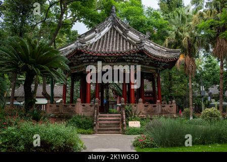 Ein chinesischer Pavillon in einem Park in China Stockfoto