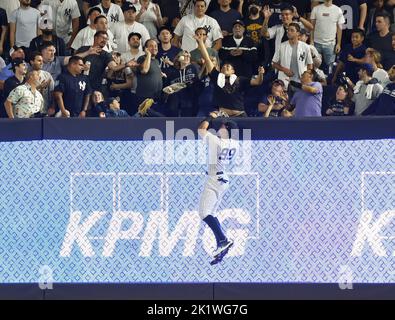 Der New York Yankees-Rechtsfeldspieler Aaron Judge springt hoch, kann aber nicht einen dreiläufigen Heimlauf von Pittsburgh Pirates Rodolfo Castro erreichen, der den Piraten am Dienstag, dem 20. September 2022, im Yankee Stadium in New York City eine Führung von 8-4 gab. Foto von John Angelillo/UPI Stockfoto