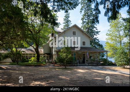 Olympic National Park, Washington - 12. September 2022 - Lake Crescent Lodge am Ufer des Lake Crescent im nachmittäglichen Herbstlicht. Stockfoto