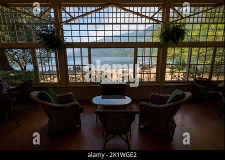 Olympic National Park, Washington - 12. September 2022 - Lake Crescent Lodge am Ufer des Lake Crescent im nachmittäglichen Herbstlicht. Stockfoto