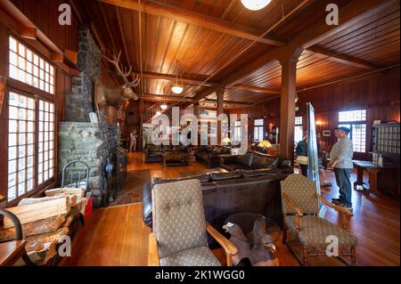 Olympic National Park, Washington - 12. September 2022 - Lake Crescent Lodge am Ufer des Lake Crescent im nachmittäglichen Herbstlicht. Stockfoto