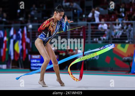 Sofia, Bulgarien. 17. September 2022. Die Raffaeli Sofia (ITA) wurde während der Band-Routine bei den Rhythmischen Gymnastik-FIG-Weltmeisterschaften 2022 in der Armeec Arena in Sofia gesehen. (Foto: Fabrizio Carabelli/SOPA Images/Sipa USA) Quelle: SIPA USA/Alamy Live News Stockfoto