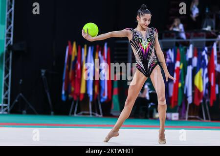 Sofia, Bulgarien. 17. September 2022. Die Raffaeli Sofia (ITA) wurde während der Ballroutine der Rhythmischen Gymnastik FIG World Championships 2022 in der Armeec Arena in Sofia gesehen. (Foto: Fabrizio Carabelli/SOPA Images/Sipa USA) Quelle: SIPA USA/Alamy Live News Stockfoto