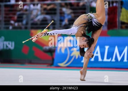 Sofia, Bulgarien. 17. September 2022. Die Raffaeli Sofia (ITA) wurde während der Vereinsroutine bei den Rhythmischen Gymnastik FIG World Championships 2022 in der Armeec Arena in Sofia gesehen. (Foto: Fabrizio Carabelli/SOPA Images/Sipa USA) Quelle: SIPA USA/Alamy Live News Stockfoto