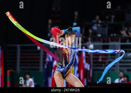 Sofia, Bulgarien. 17. September 2022. Die Raffaeli Sofia (ITA) wurde während der Band-Routine bei den Rhythmischen Gymnastik-FIG-Weltmeisterschaften 2022 in der Armeec Arena in Sofia gesehen. (Foto: Fabrizio Carabelli/SOPA Images/Sipa USA) Quelle: SIPA USA/Alamy Live News Stockfoto