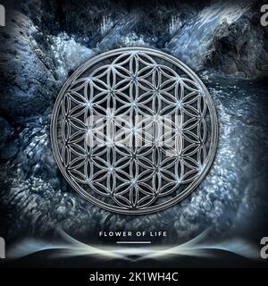 Blume des Lebens auf wunderschönem Wasserhintergrund (österreichischer Alp-Bach) Stockfoto