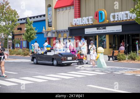 NEW YORK, VEREINIGTE STAATEN - August 23 2022: Gebäude und Geschäfte im Legoland New York Resort Stockfoto