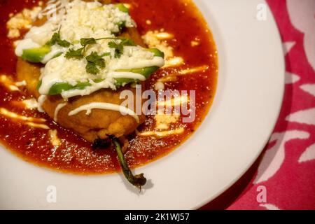 Ein weißer Teller mit mexikanischem gefülltem Chilli-chilli-Relleno und Copyspace Stockfoto