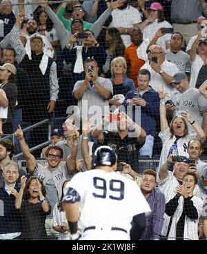 Die Menge jubelt, nachdem der New Yorker Yankees Aaron Judge am Dienstag, den 20. September 60. 2022, seinen Heimlauf der Saison gegen die Pittsburgh Pirates im Inning 9. im Yankee Stadium in New York City erreicht hat. Richter fesselte das Baby Ruth mit seinem Heimlauf und ist auf dem besten Weg zu Roger Maris' REKORD von 61 Heimläufen, der 1961 eingestellt wurde. Foto von John Angelillo/UPI Stockfoto