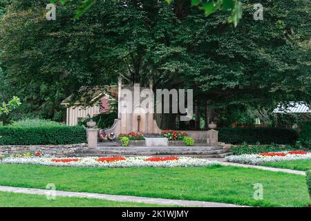 Tomestone des kanadischen Autors John McCrae, neben dem McCrae House Museum in Guelph, Ontario, Kanada Stockfoto