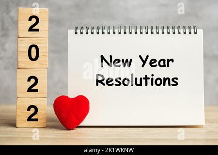 Neujahrsauflösung Wörter und 2022 Würfel mit roter Herzform Dekoration auf dem Tisch. Ziel, Plan, Gesundheit, Liebe und Happy Valentine Day Konzept Stockfoto
