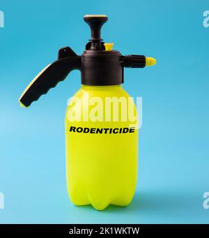 Rodentizid in einem Plastikspray, konzeptuelles Bild Stockfoto