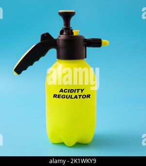 Säureregulator in einem Plastikspray, konzeptuelles Bild Stockfoto