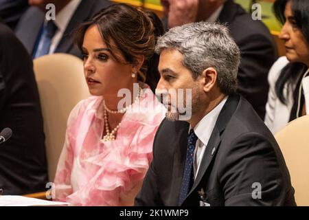 New York, NY - 20. September 2022: Silvana Lopez Moreira, First Lady und Mario Abdo Benitez, Präsident der Republik Paraguay, nehmen 77. an der Generalversammlung der Vereinten Nationen im UN-Hauptquartier Teil Stockfoto