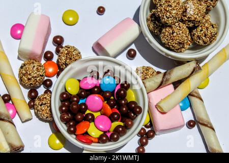 Pralinen und Süßigkeiten in verschiedenen Geschmacksrichtungen und Farben Stockfoto