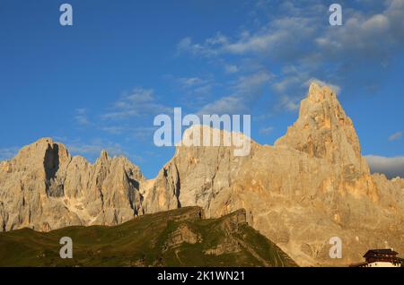 alpenglow, auch ENROSADIRA genannt, ist ein optisches Phänomen, das die Felsen der Dolomiten bei Sonnenuntergang in Taiy färbt Stockfoto