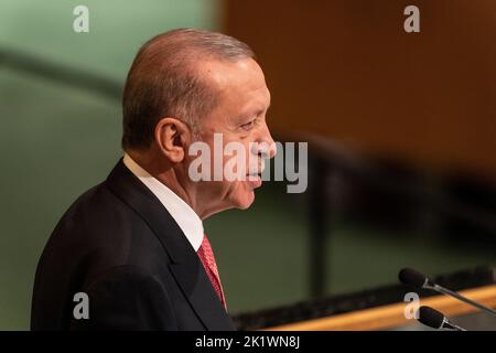 New York, NY - 20. September 2022: Recep Tayyip Erdogan, Präsident der Republik Turkiye, spricht auf der Generalversammlung der Vereinten Nationen 77. vor dem UN-Hauptquartier Stockfoto