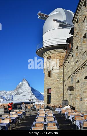 Schweiz. Kanton Wallis. Zermatt. Um 3100 Uhr ist das Kulmhotel Gornergrat auch ein Observatorium. Der Blick umfasst das Matterhorn sowie 20 weitere Stockfoto