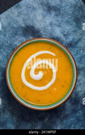 Herbst Karotten- und Koriandersuppe mit Creme Stockfoto