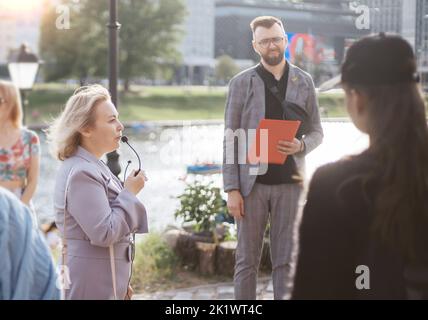 Zugeschnittenes Bild einer Gruppe von Touristen, die durch die Stadt gehen. Stockfoto