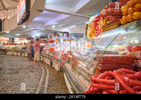 Kunden an einer Metzgerei. Auf dem Chorsu-Markt, Basar in Taschkent, Usbekistan. Stockfoto