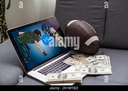 Fußball und Geld. Videospiel zu Hause Stockfoto