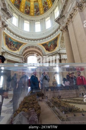 Touristen im Hotel des Invalides in Paris, Frankreich, vor einem Modell des historischen Gebäudes Stockfoto