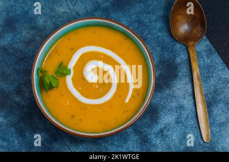 Herbst Karotten- und Koriandersuppe mit Creme Stockfoto