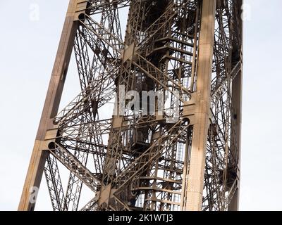 Stahlrahmen Detail des Eiffelturms in Paris, Frankreich Stockfoto