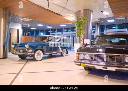 Alte sowjetische, russische Autos wie Ladas und Volgas sind während der gesamten Konkursbahn zu sehen. In der Humo Arena in Taschkent, Usbekistan. Stockfoto