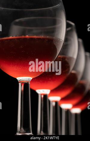Rotwein in Gläsern. Elegante Details, Weinsommelier-Event-Feier Stockfoto