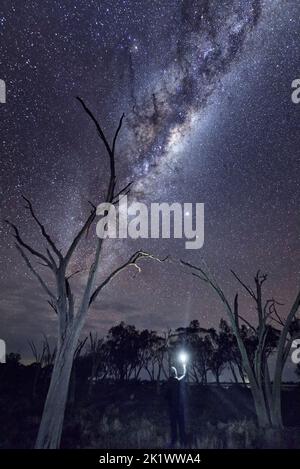 Der Kern der Milchstraße über den Salzseen des Western Australia Wheatbelt Stockfoto