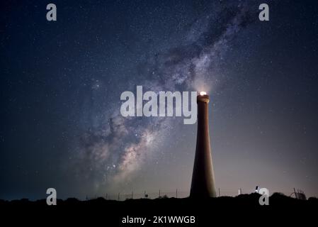 Der Kern der Milchstraße über dem Leuchtturm in Guilderton, Westaustralien. Stockfoto