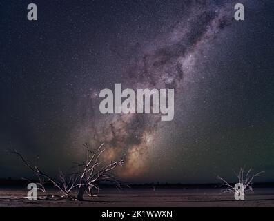 Der Kern der Milchstraße über den Salzseen des Western Australia Wheatbelt Stockfoto