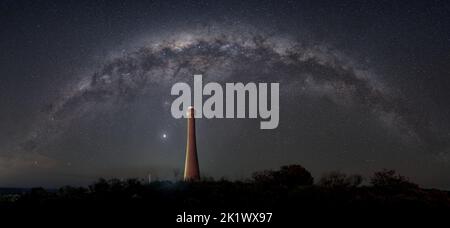 Der Kern der Milchstraße über dem Leuchtturm in Guilderton, Westaustralien. Stockfoto