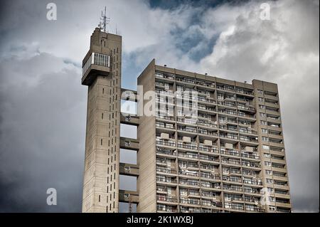 Ikonischer Trellick Tower: Das architektonische Wunderwerk Londons wird in Notting Hill festgehalten Stockfoto