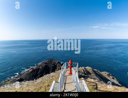 Die Treppe, die zum Signallicht am südwestlichsten Punkt Irlands in Mzen Head in der Grafschaft Cork führt Stockfoto