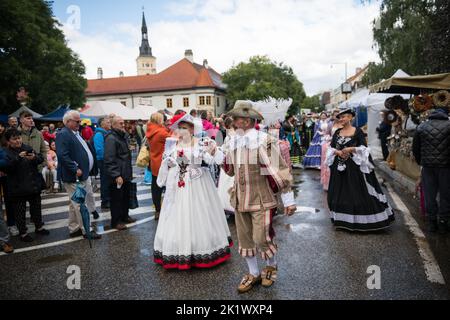 PEZINOK, SLOWAKEI - SEP 18, 2022: Allegorische Prozession im Rahmen der traditionellen Danksagefeier zur Weinlese und der Kostümparade in Pezinok Stockfoto